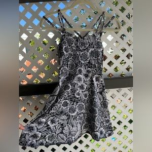 Black and white floral dress! Size: XS